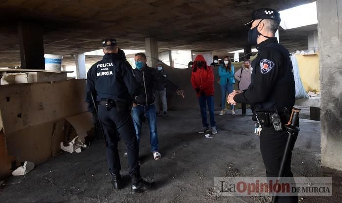 Tensión en San Pío X durante el desalojo de okupas en un edificio abandonado