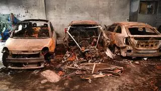 Los vecinos de la calle Pintor Francisco Llorens en A Coruña acceden a sus garajes tras el incendio: "Todavía están investigando"
