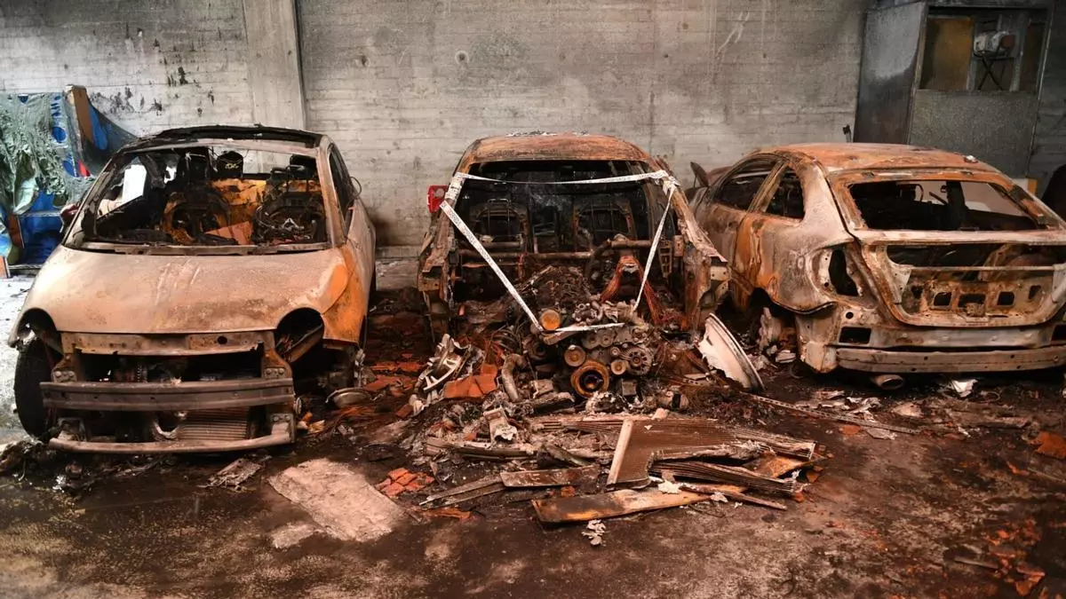 Los vecinos de la calle Pintor Francisco Llorens en A Coruña acceden a sus garajes tras el incendio: "Todavía están investigando"