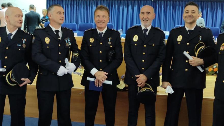 Cinco policías locales de Vilagarcía, distinguidos por cumplir 25 años de servicio