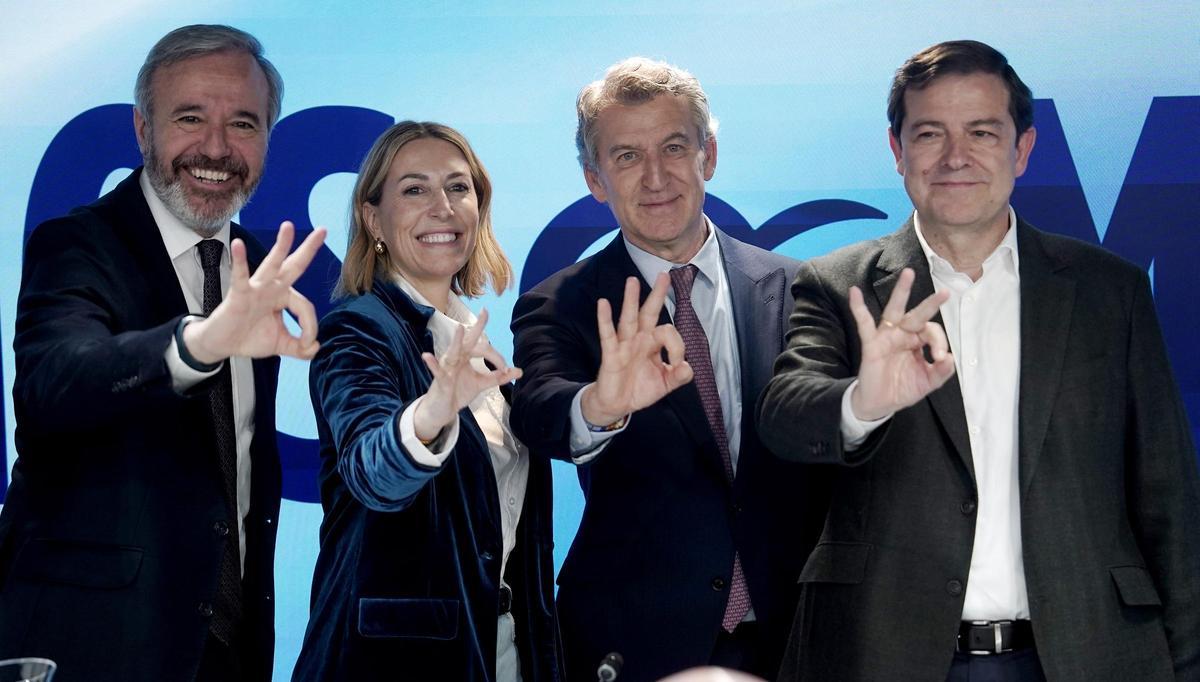 Alberto Núñez Feijóo, junto a Alfonso Fernández Mañueco y María Guardiola, Isabel Díaz Ayuso y Jorge Azcón, en la junta directiva nacional del Partido Popular.