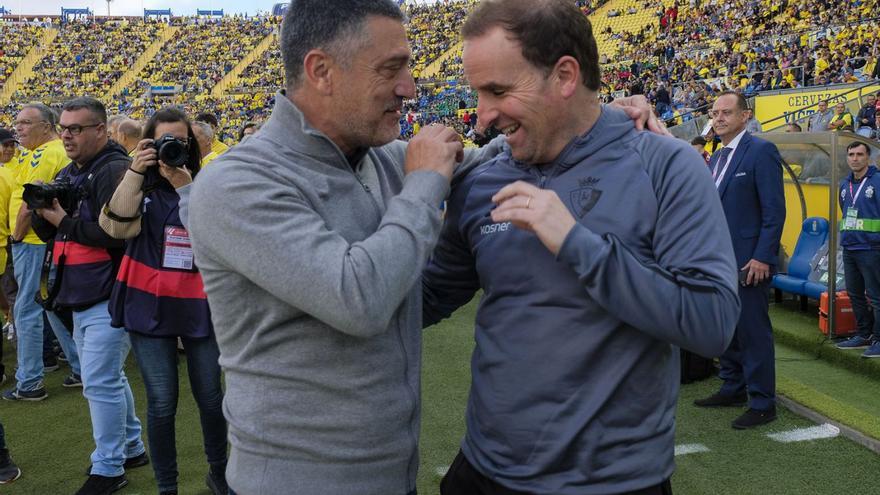 Xavi García Pimienta (i.) y Jagoba Arrasate se saludan antes del inicio del choque.