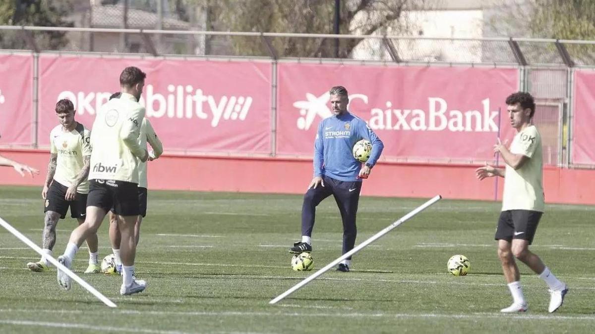 Demichelis observa a sus jugadores durante un entrenamiento.