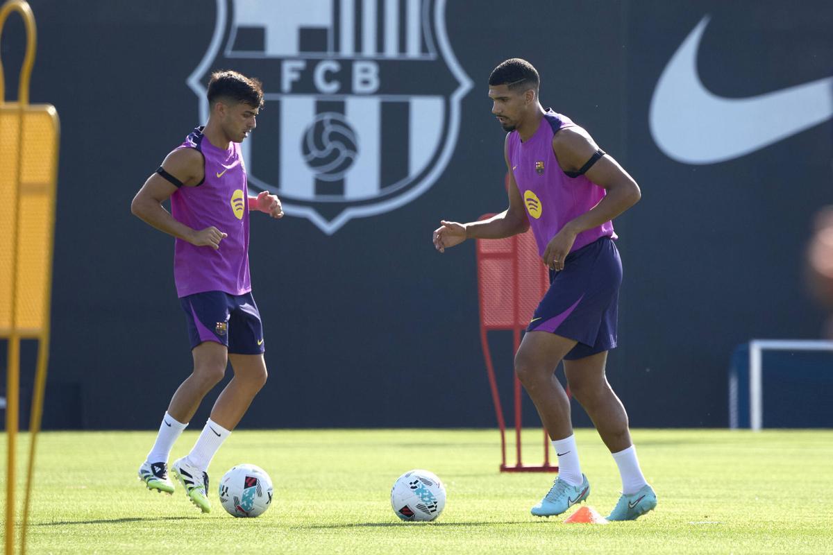 Pedri y Ronald Araujo durante un entrenamiento del FC Barcelona en la CE Joan Gamper