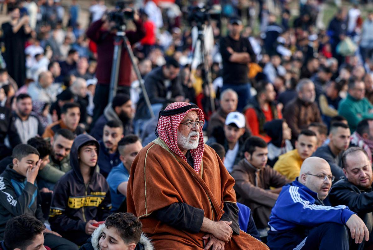 Miles de palestinos despiden en Gaza el mes sagrado del Ramadán