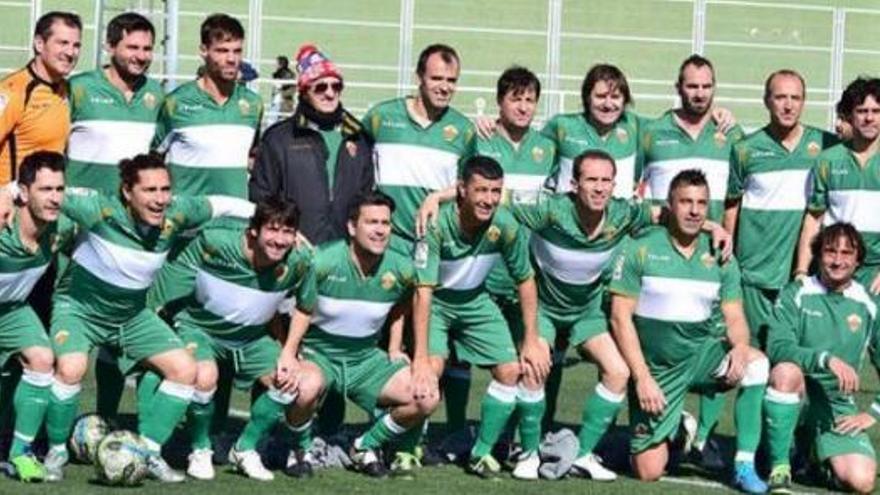 Un grupo de jugadores veteranos del Elche que jugaron un encuentro ante el Rayo Vallecano en Madrid