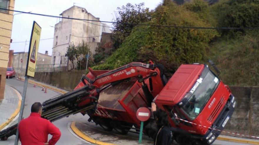 El camió bolcat al mig del carrer