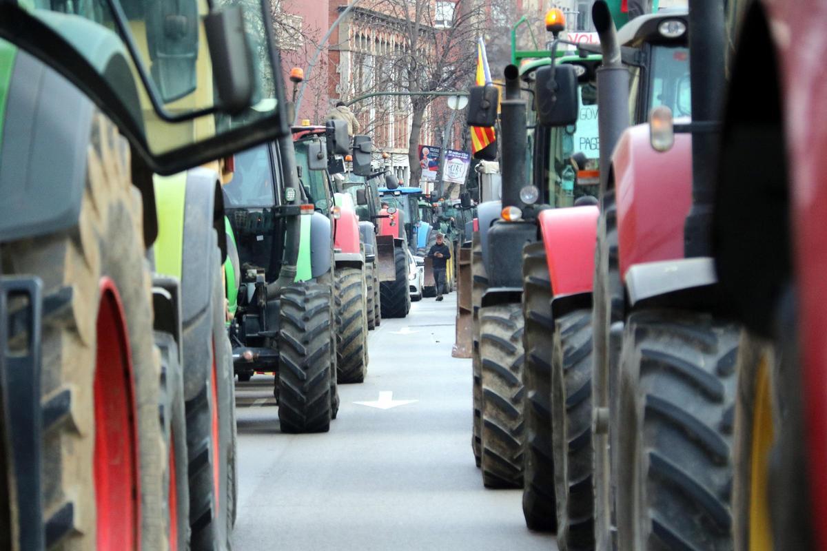 Concentración de agricultores con sus tractores en Girona, en protesta por las condiciones del sector