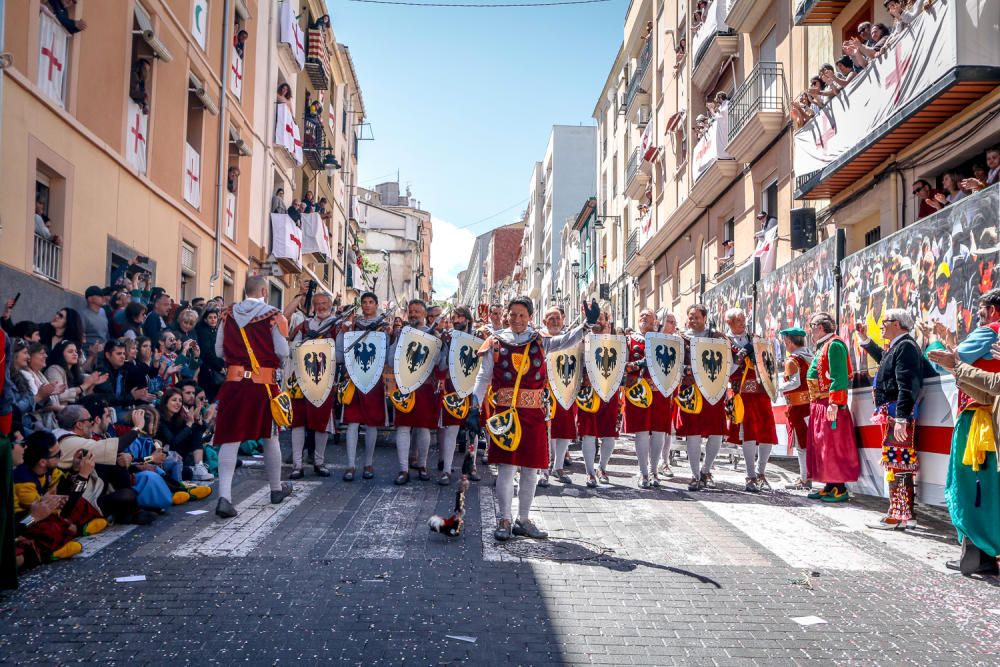 El emblema de la cruz luce en Alcoy con una espectacular Entrada Cristiana