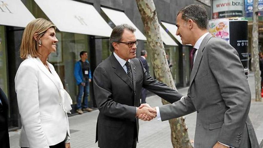 Artur Mas i el rei Felip  se saluden a l&#039;entrada del Fòrum Iberoamericà