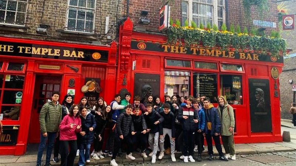 Los estudiantes de Barbastro a las puertas del emblemático The Temple Bar de Dublín (Irlanda).