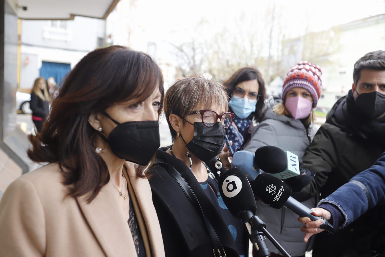 Tensión y gritos de "asesino" a la llegada del parricida de Sueca a declarar ante el juez