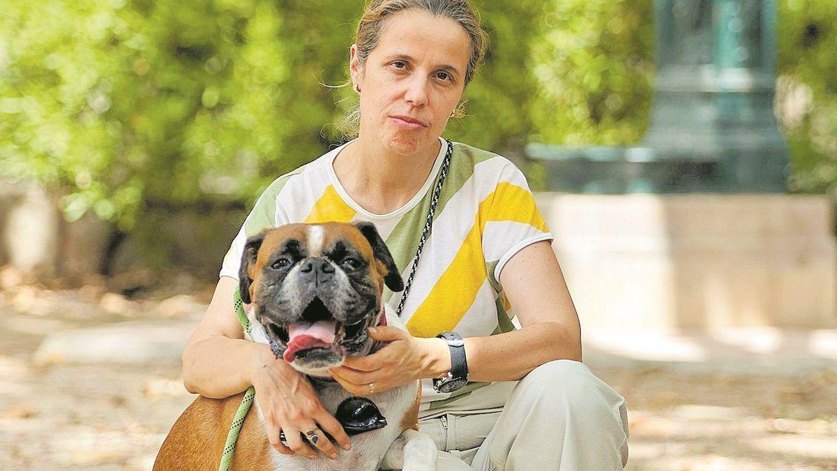 Elena Lis, fotografiada en València el pasado jueves junto a Dallas, el perro de su hermano Jorge.