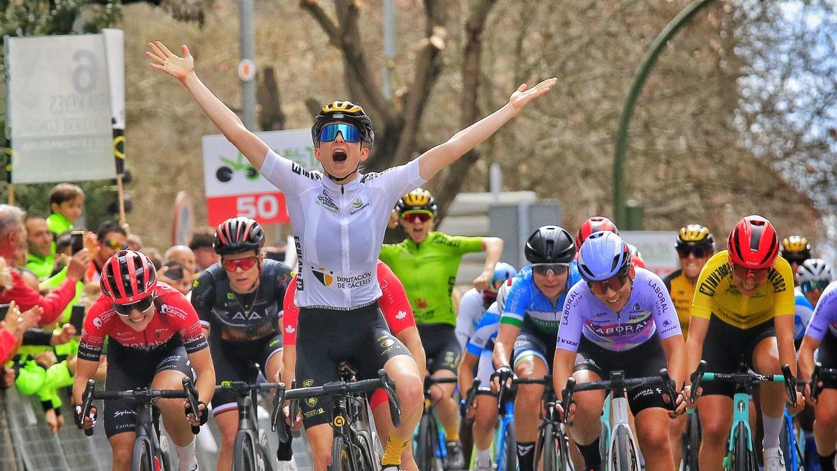 Maeva Squiban (Stade Rochelais) festeja su victoria en la meta de Cáceres.