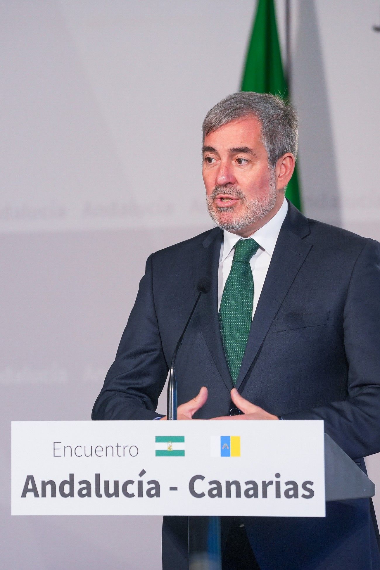 Imagen del encuentro de este miércoles entre los presidentes de Andalucía y Canarias, Juan Manuel Moreno y Fernando Clavijo