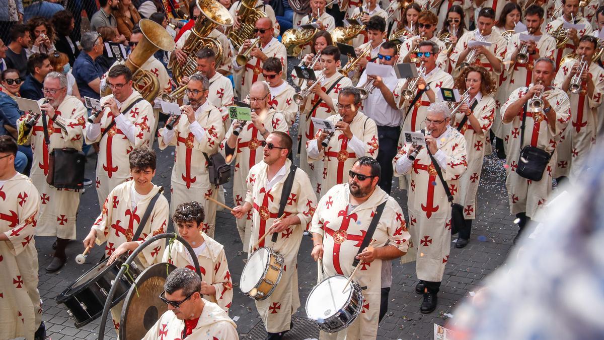 Músicos desfilando durante la Entrada Cristiana de Alcoy, multitudinaria como todos los actos que se han llevado a cabo durante el fin de semana.