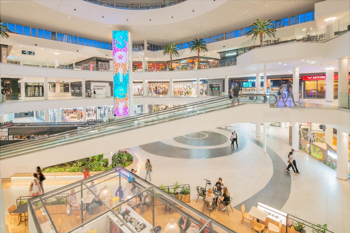 La aldea pitufa se instalará en la plaza central del Centro Comercial Saler.