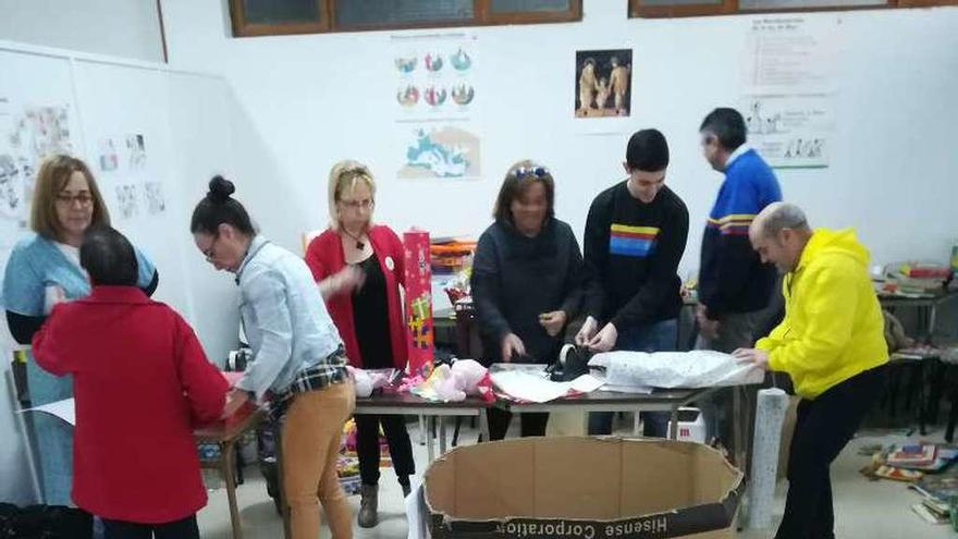 Voluntarios empaquetando ayer juguetes.