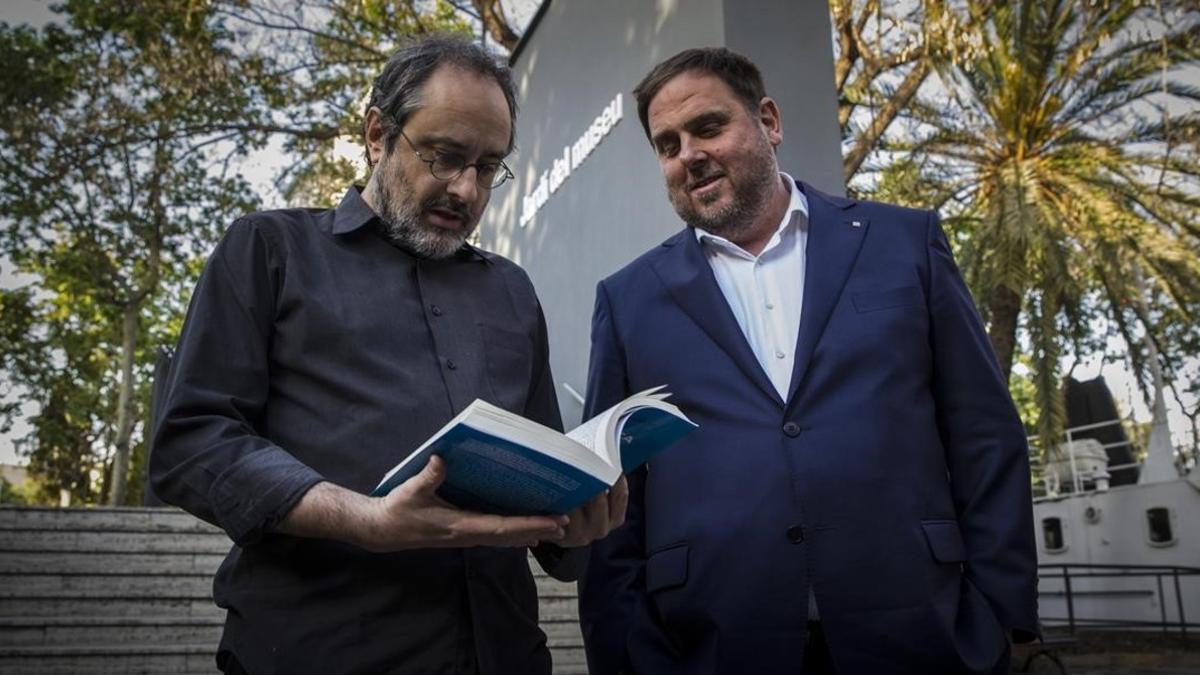 Baños, con su libro 'La República possible', junto a Junqueras.