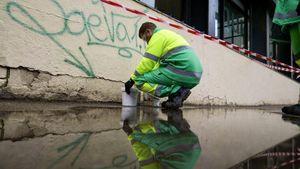 Un trabajador del servicio de limpieza realiza tareas de mantenimiento del mobiliario público en Barcelona.