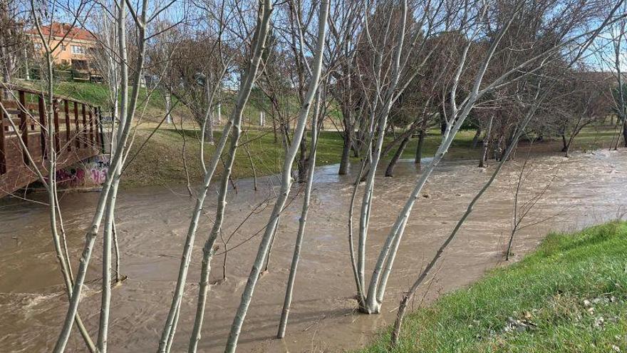 El Ayuntamiento pide precaución ante la crecida del río Huerva