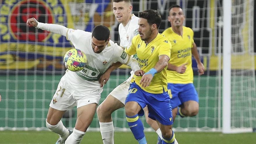 Cádiz y Elche igualan sus fuerzas en un empate que no salva a ninguno