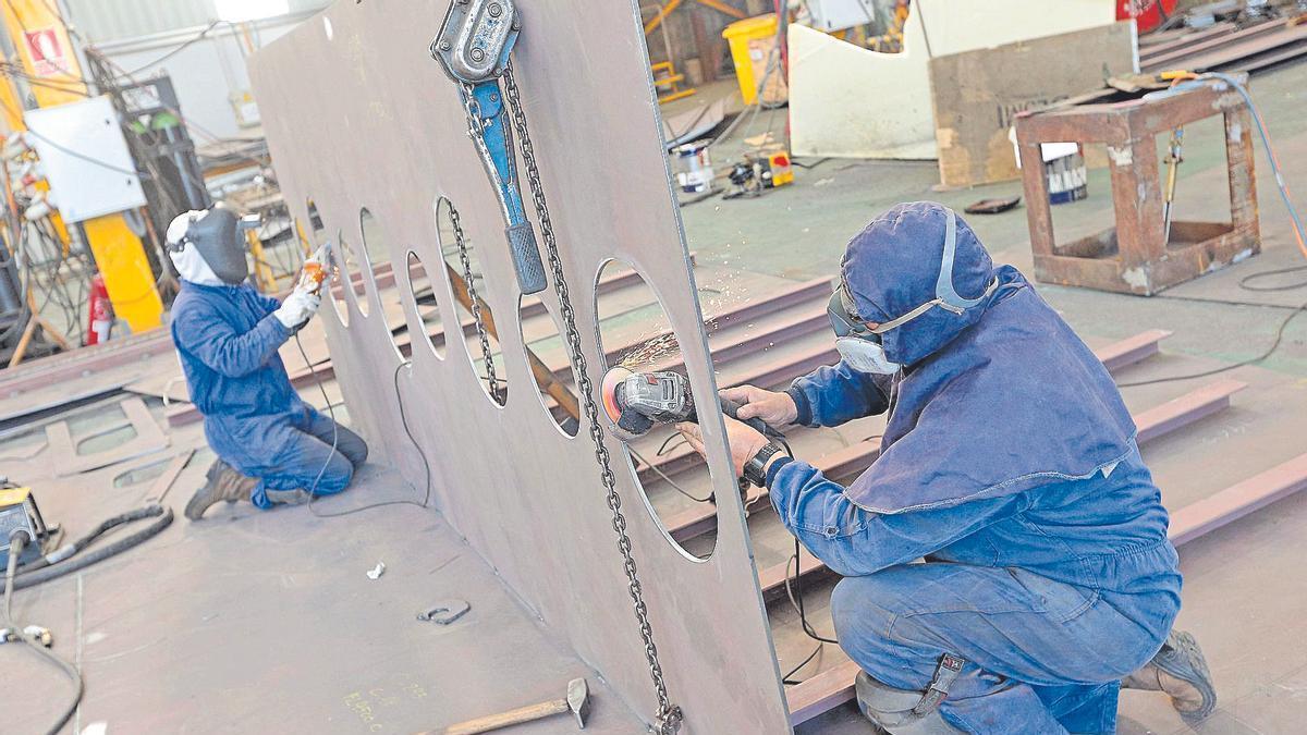 Dos operarios trabajan en una empresa del sector del metal. Los trabajadores de Castellón llevan dos años con pérdida de poder de compra.