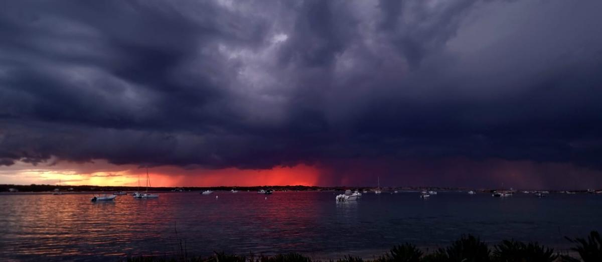 La tormenta este lunes por la tarde sobre Formentera.