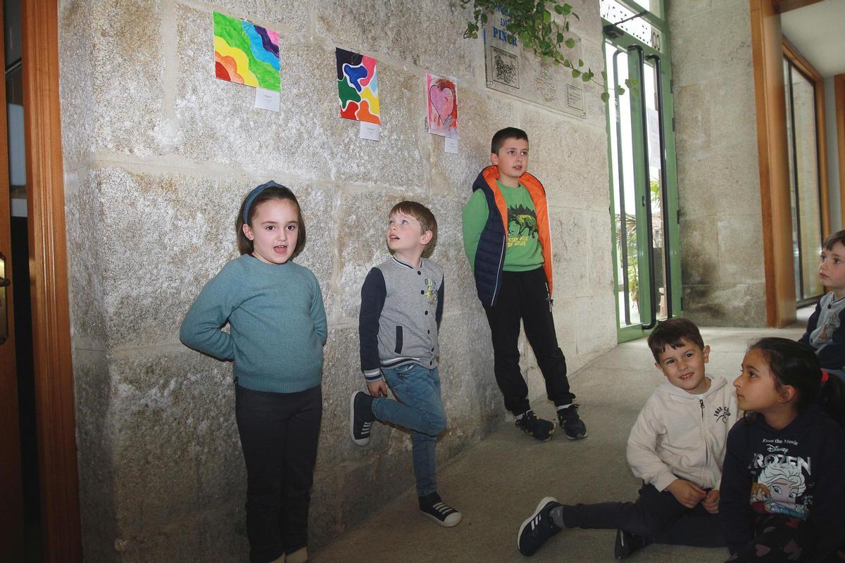 Los niños explicaron sus obras para los asistentes.