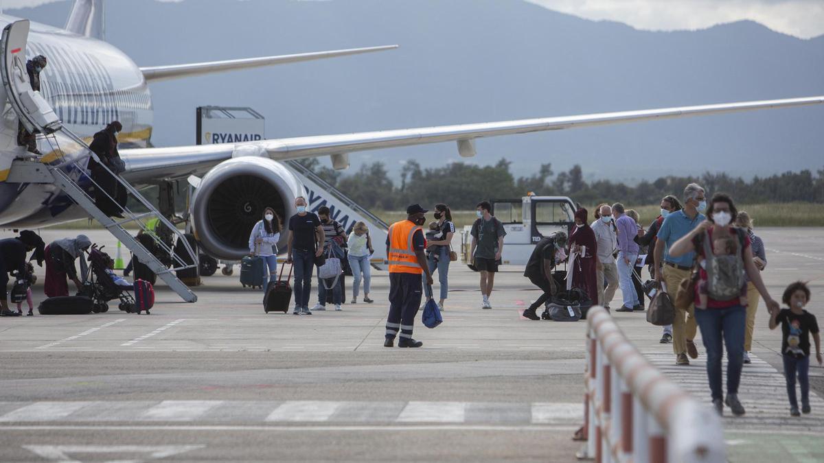 Passatgers de Ryanair a l&#039;aeroport de Girona, en una imatge d&#039;arxiu