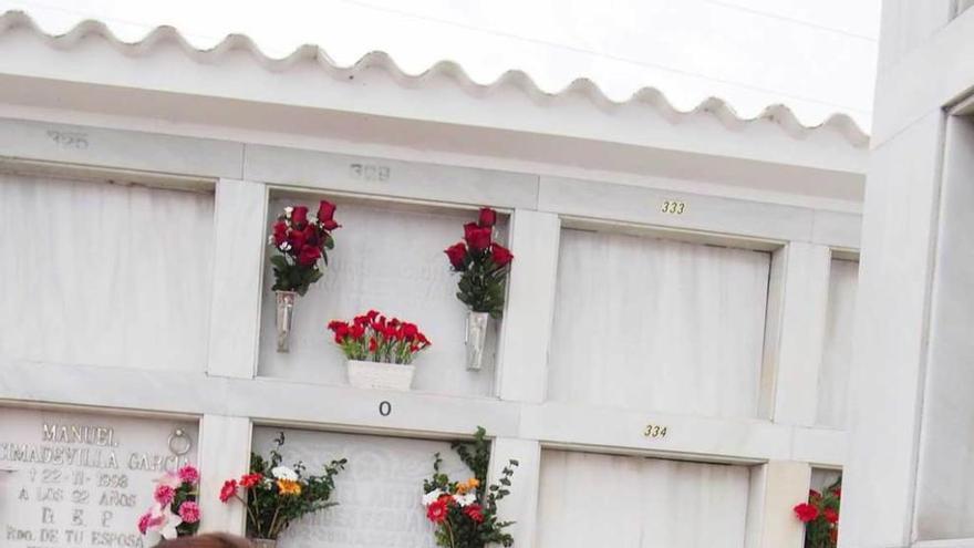 María Carmen Argüelles, ayer, preparando el nicho de su familia para Todos los Santos en el cementerio de Bobes (Siero).