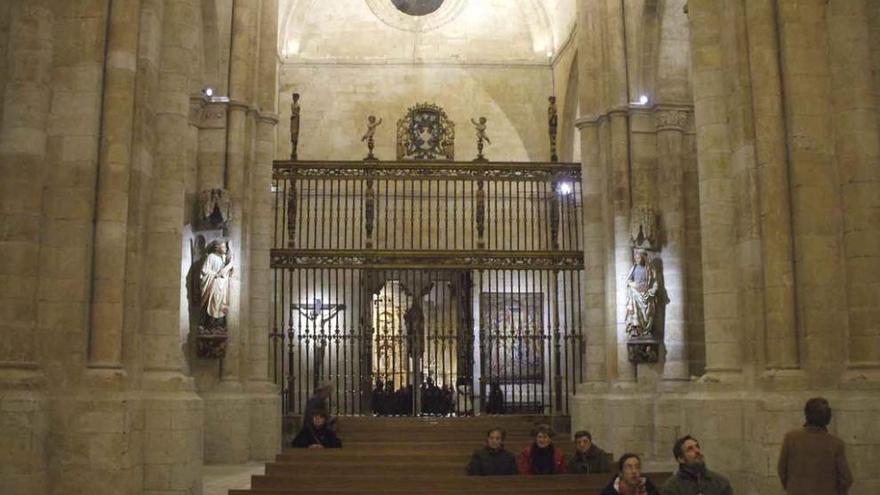 Turistas admiran el interior de La Colegiata, una de las sedes de la exposición Las Edades del Hombre. Foto