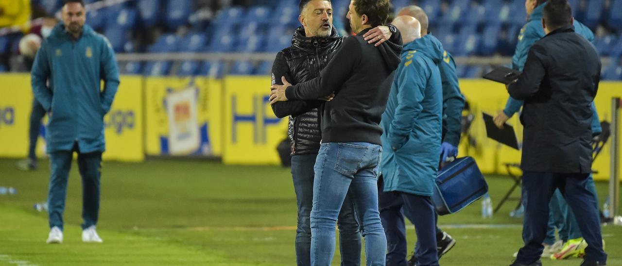 Pimienta saluda a Aritz Mújika, con Jerónimo Figueroa Momo, al fondo.