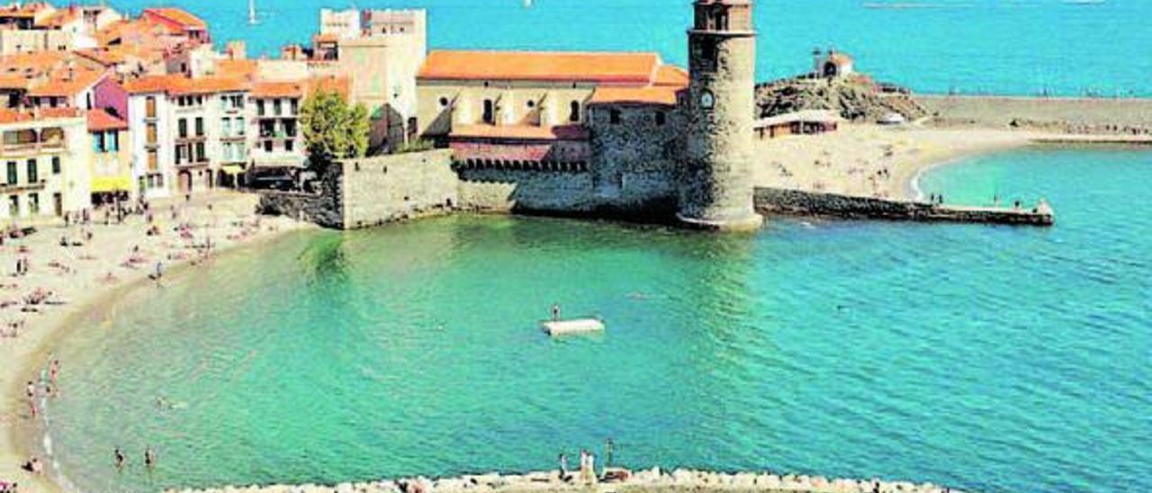 Playa e iglesia de Santa María
de los Ángeles, en Collioure.