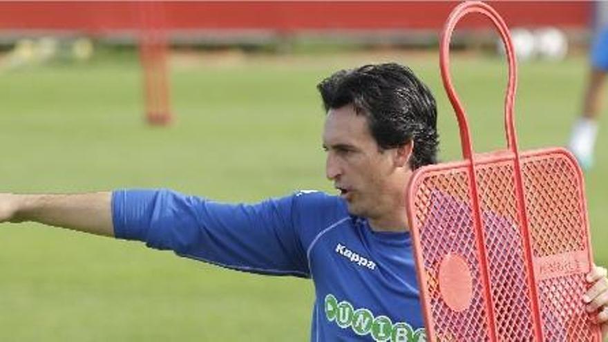 Unai Emery, ayer durante el entrenamiento, cuando explicaba a los jugadores la realización de un ejercicio.