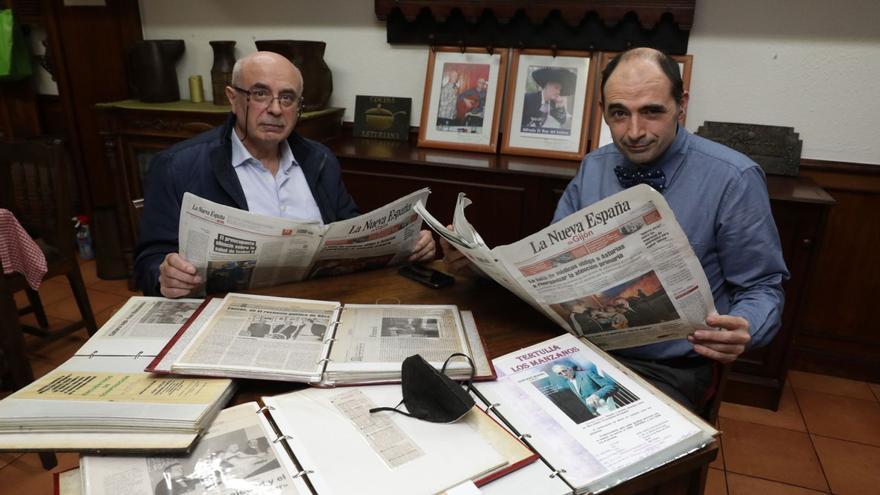 Manuel y Jesús Pardo, ayer, en la cafetería Johy, con varios tomos sobre la historia de la tertulia, leyendo LA NUEVA ESPAÑA. | Juan Plaza