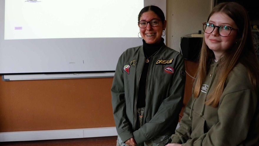 Carmen Pérez Álvarez y Marina Suárez Jiménez, col videoxuegu proyectáu nuna pantalla.