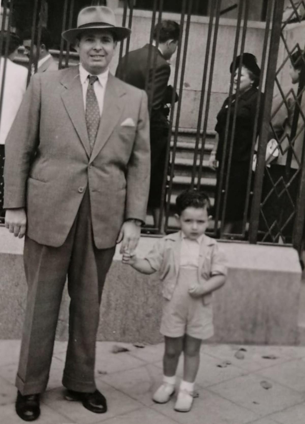 Juan Remón Blanco Sierra, fundador de las Cafeterías Nebraska, junto a su hijo, José Ramón Blanco.