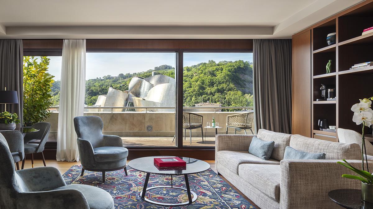 as habitaciones incorporan obras originales de la colección contemporánea del hotel; algunas cuentan, además, con vistas directas al Guggenheim.