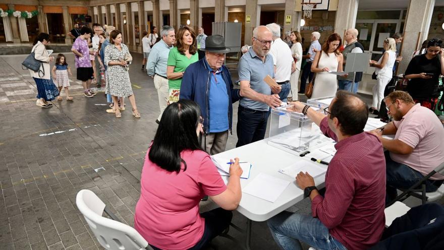 El PP se impone en la mayoría de las mesas y el PSOE resiste en Monte Porreiro, Lérez y O Burgo