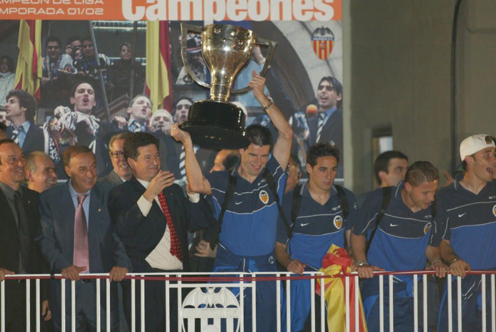 Las imágenes del título de Liga del Valencia CF en la temporada 2001/2002