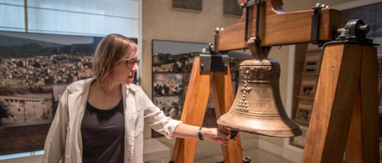 La campana está expuesta en una estructura para que el visitante pueda hacerla sonar.