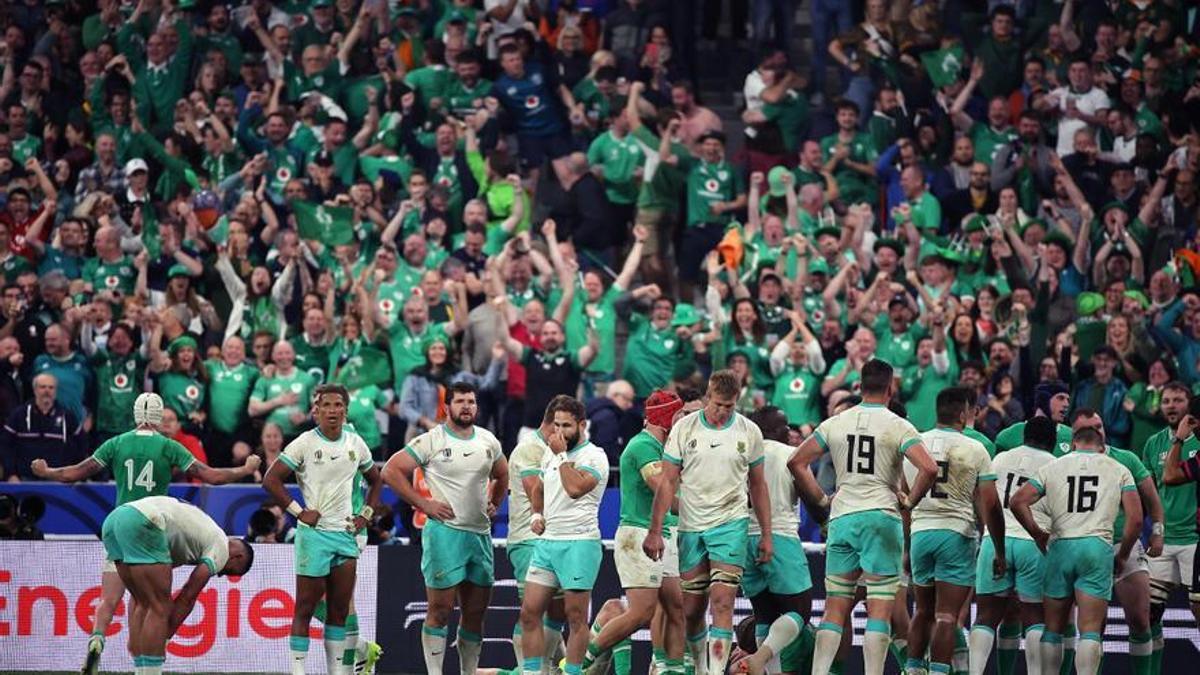 Los aficionados irlandeses celebran la victoria de Irlanda sobre Sudáfrica en el Mundial de rugby.