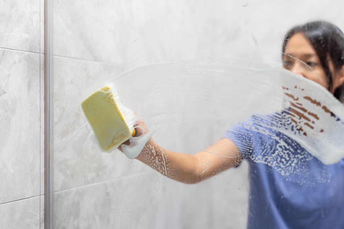 El truco definitivo para dejar la mampara de la ducha como nueva
