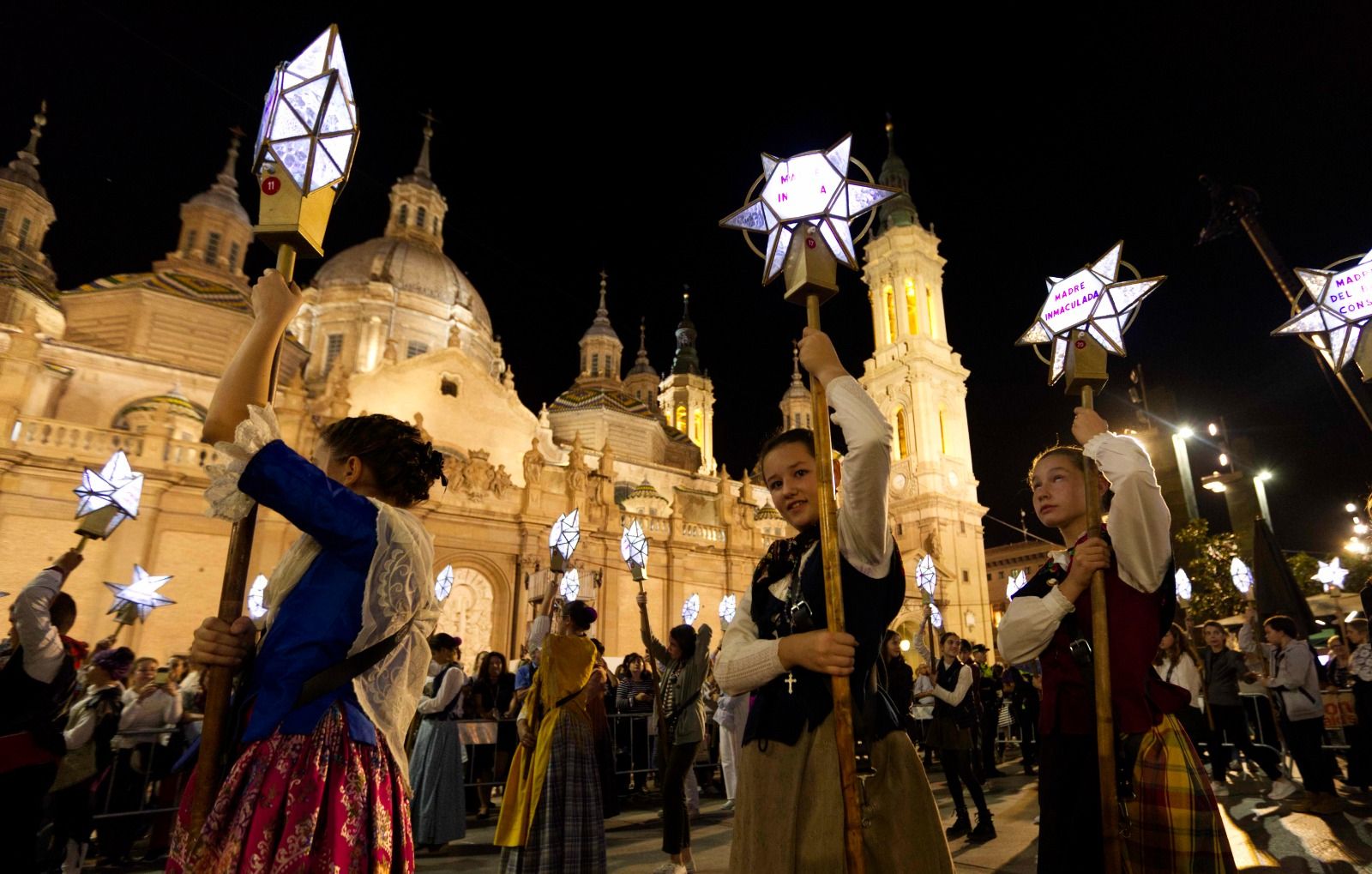 El Rosario de Cristal brilla en la noche de Zaragoza