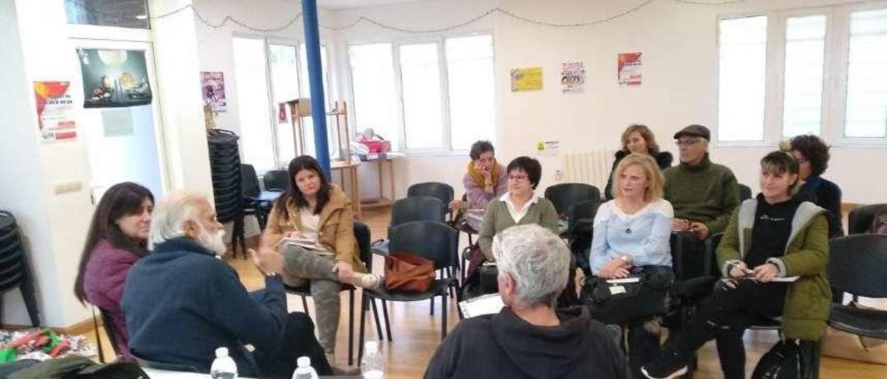 Asistentes al taller de escritura de La Luz, con Gonzalo Moure de espaldas, segundo por la izquierda.