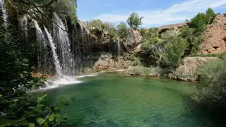 La piscina natural más refrescante de España se encuentra en este pueblo de Teruel: tiene una bonita cascada