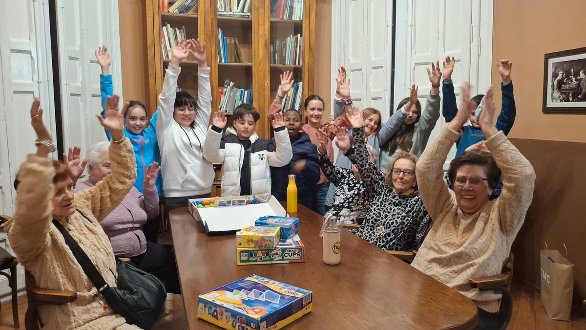 Algunos de los participantes en ‘Mayores y juguetones’ en el casino de Huesca.