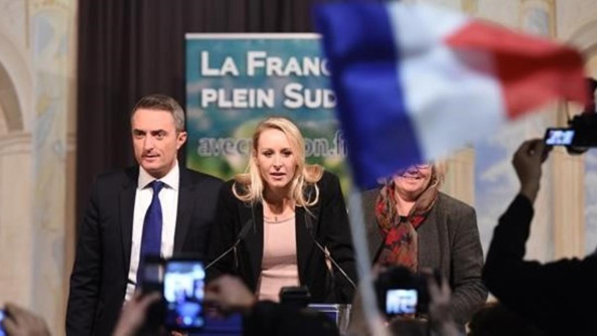 Marion Marechal-Le Pen (centro), sobrina de Marine Le Pen y candidata por la región de Provenza-Alpes-Costa Azul, pronuncia un discurso tras conocerse los resultados de la segunda vuelta electoral, en Marsella.