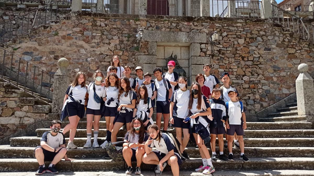 Alumnos de 6º B del colegio Santísima Trinidad de Plasencia, con los ganadores regionales del concurso Consumópolis.